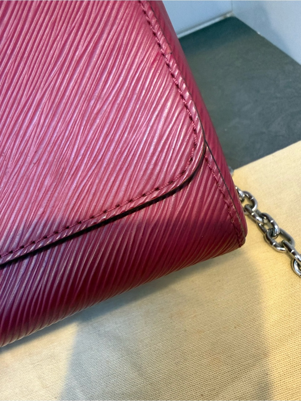 LOUIS VUITTON Epi Twist Shoulder Bag MM Raspberry Pink Silver Hardware - Picture 4 of 9